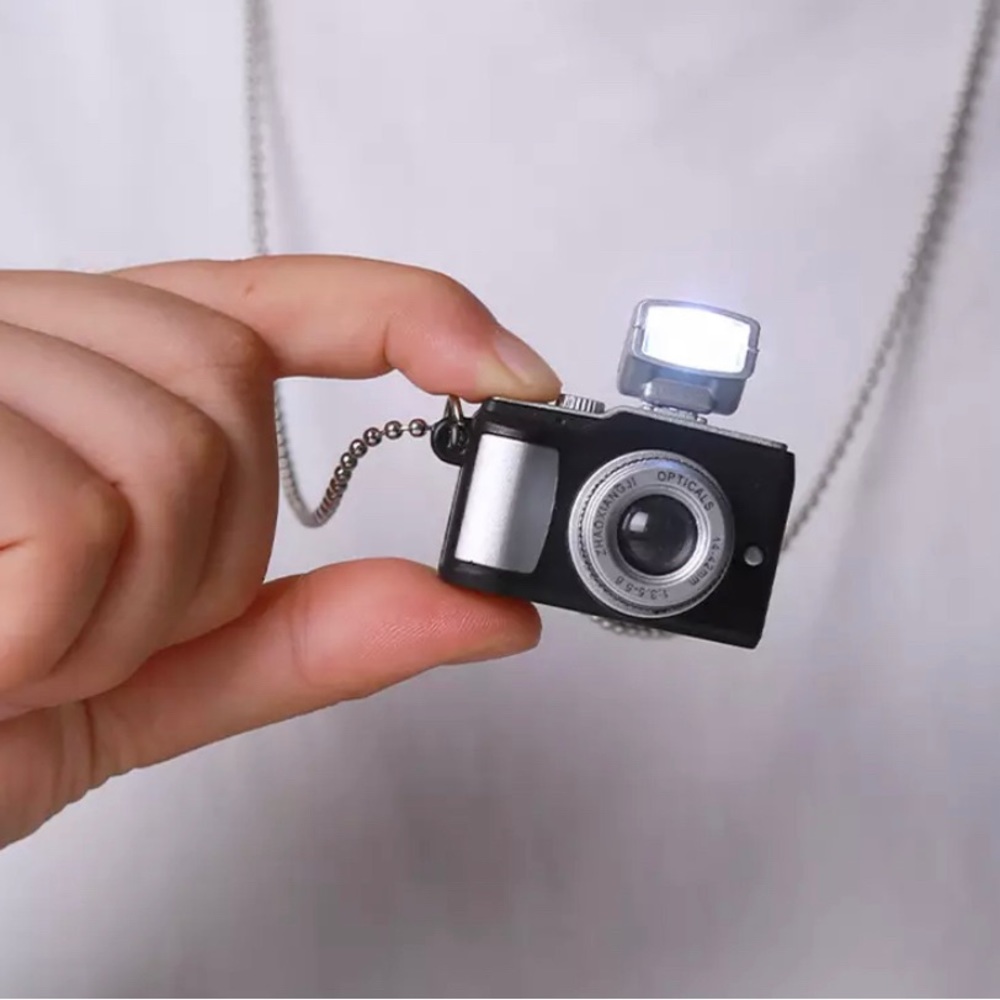 Camera with flash Necklace - Picture 4 of 6